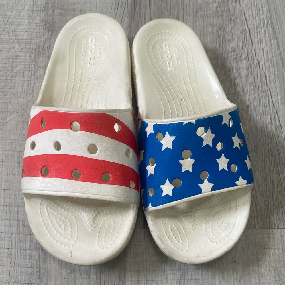 Crocs American Flag Sandal unisex woman’s size 9 men’s size 7. Used condition.